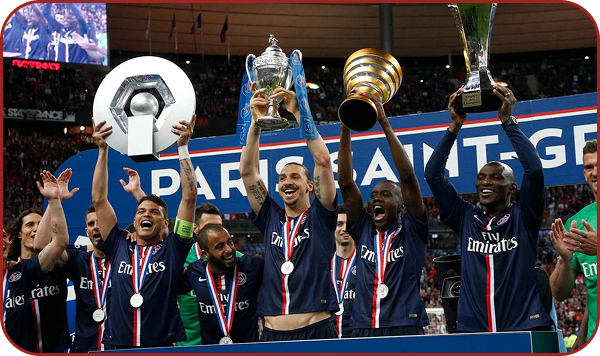 photo de l'equipe avec les quatres trophées